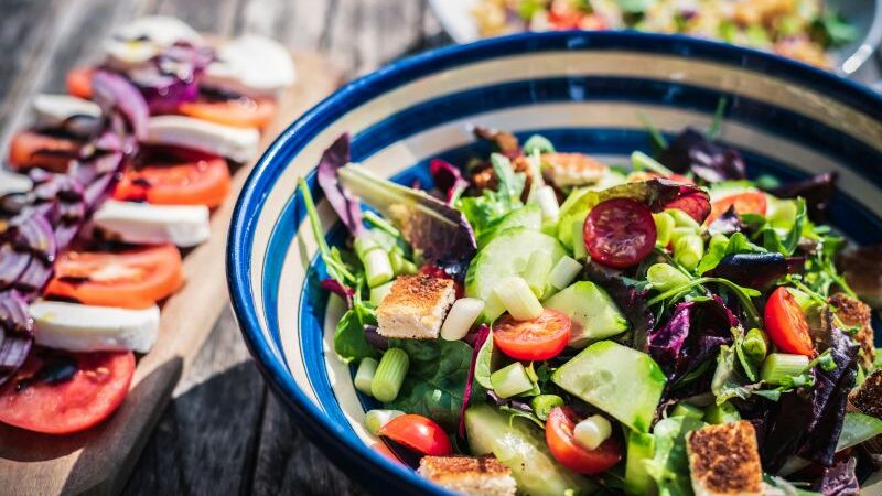 ダイエット中に食べていいもの・悪いものリスト｜痩せる食事のポイントも解説 